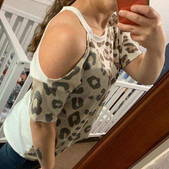NWT BiBi Cold Shoulder Leopard Print Top womens Small‎ boho chic casual - Picture 3 of 5